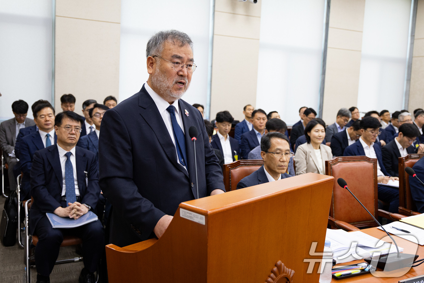 (서울=뉴스1) 유승관 기자 = 송기춘 10·29 이태원참사 진상규명과 재발방지를 위한 특별조사위원회 위원장이 27일 서울 여의도 국회에서 열린 제428회 국회(임시회) 행정안전위 …