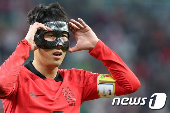 본문 이미지 - 안면 보호 마스크를 쓰고 출전했던 카타르 월드컵 당시 손흥민 ⓒ News1 이동해 기자