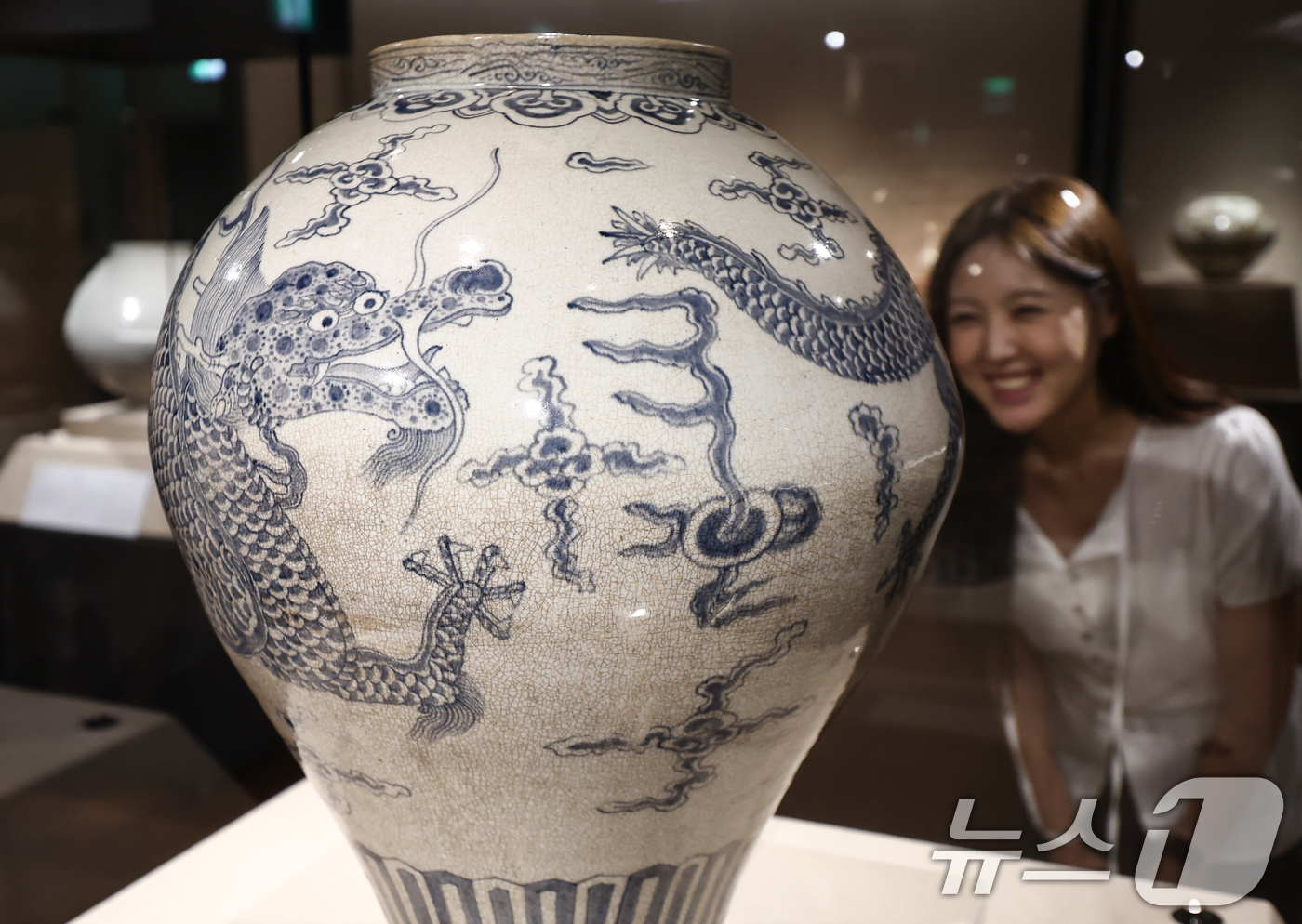 (서울=뉴스1) 김민지 기자 = 27일 서울 종로구 더프리마아트센터 본관에서 열린 개관전 '소운컬렉션 소중현대展 작은 것 속에 큰 것이 드러나다'에 조선시대 청화백자 '백자청화오조 …