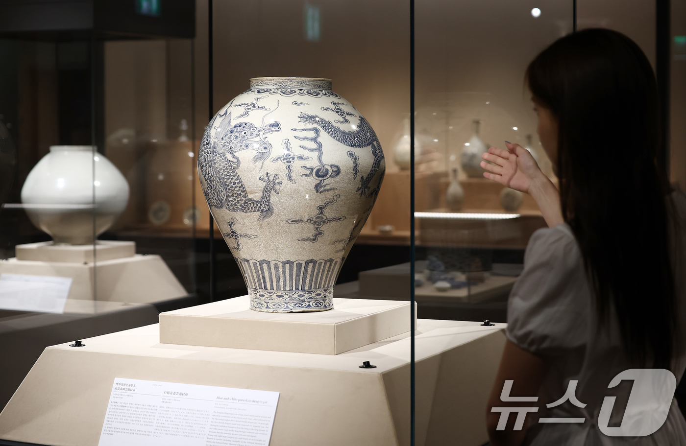 (서울=뉴스1) 김민지 기자 = 27일 서울 종로구 더프리마아트센터 본관에서 열린 개관전 '소운컬렉션 소중현대展 작은 것 속에 큰 것이 드러나다'에 조선시대 청화백자 '백자청화오조 …