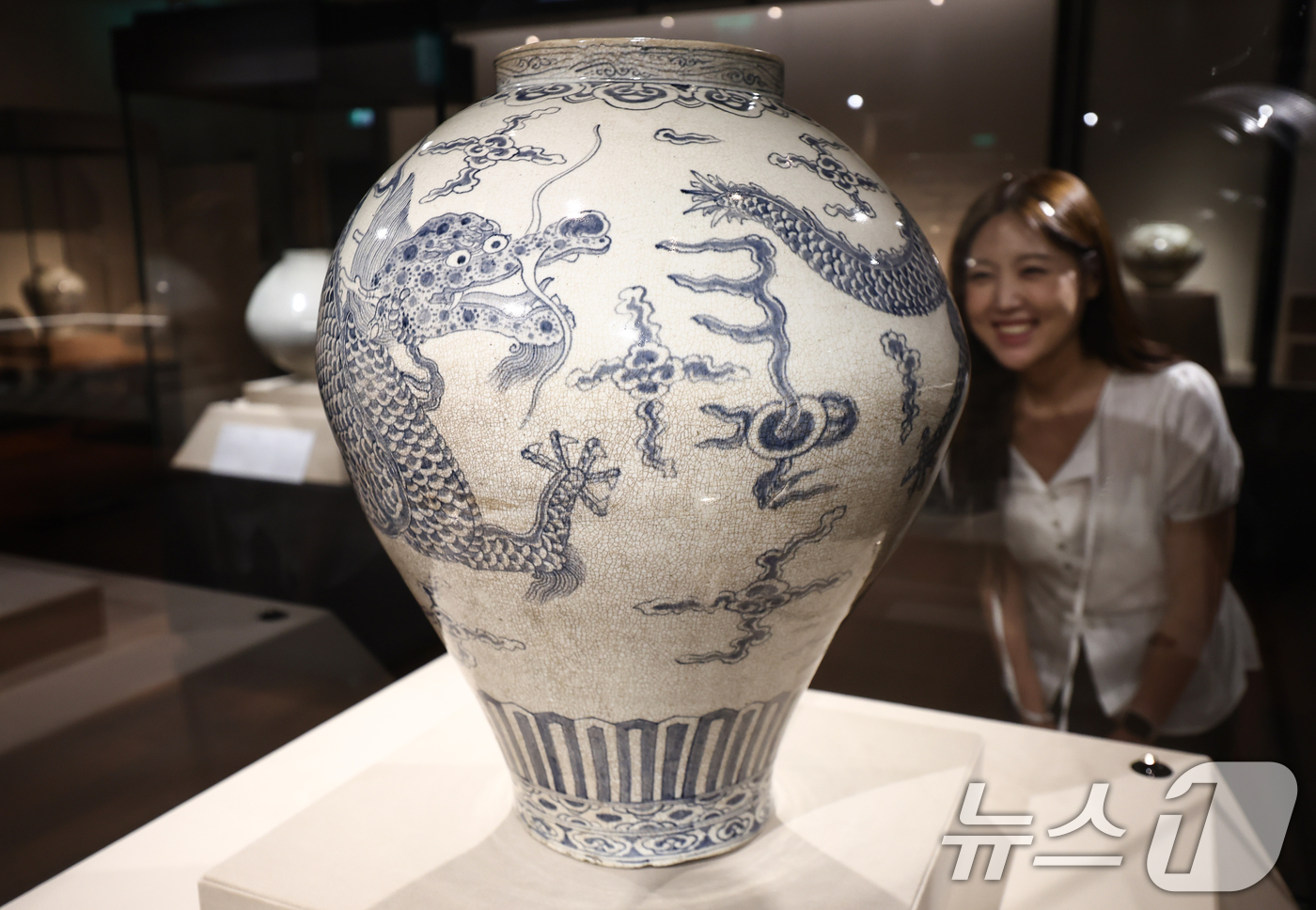 (서울=뉴스1) 김민지 기자 = 27일 서울 종로구 더프리마아트센터 본관에서 열린 개관전 '소운컬렉션 소중현대展 작은 것 속에 큰 것이 드러나다'에 조선시대 청화백자 '백자청화오조 …