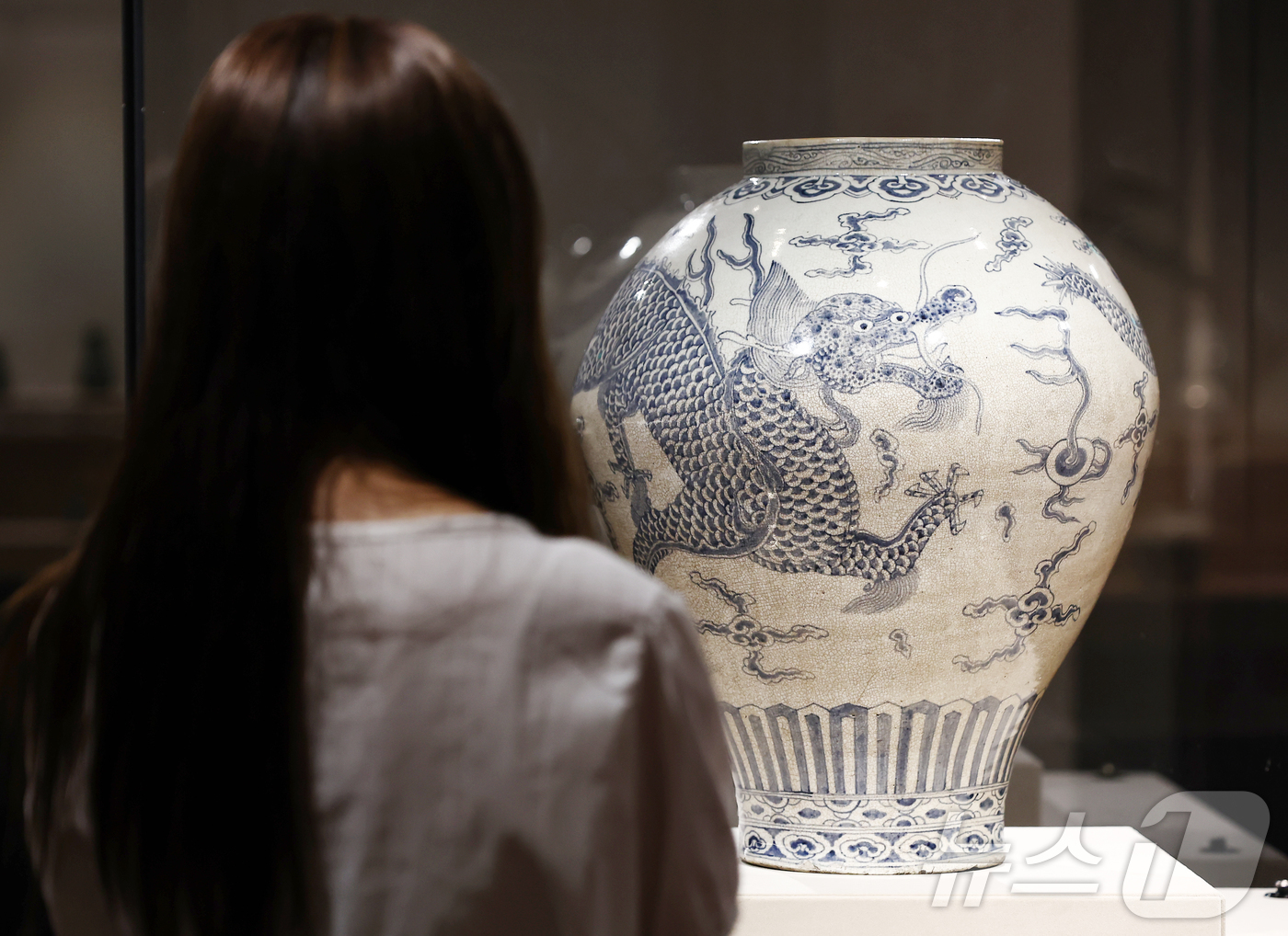 (서울=뉴스1) 김민지 기자 = 27일 서울 종로구 더프리마아트센터 본관에서 열린 개관전 '소운컬렉션 소중현대展 작은 것 속에 큰 것이 드러나다'에 조선시대 청화백자 '백자청화오조 …