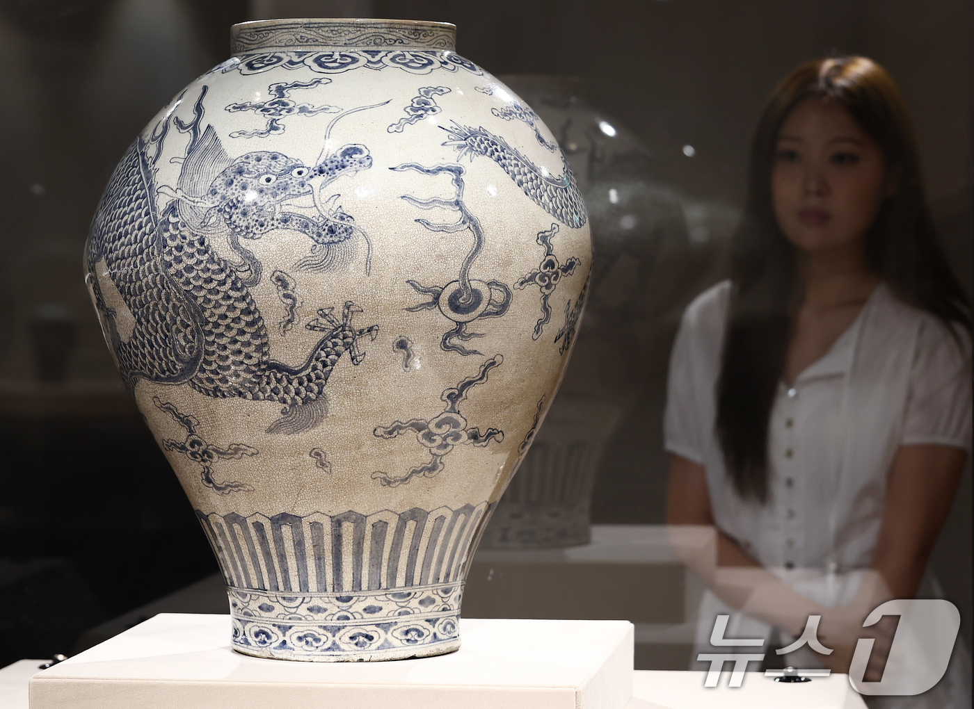 (서울=뉴스1) 김민지 기자 = 27일 서울 종로구 더프리마아트센터 본관에서 열린 개관전 '소운컬렉션 소중현대展 작은 것 속에 큰 것이 드러나다'에 조선시대 청화백자 '백자청화오조 …