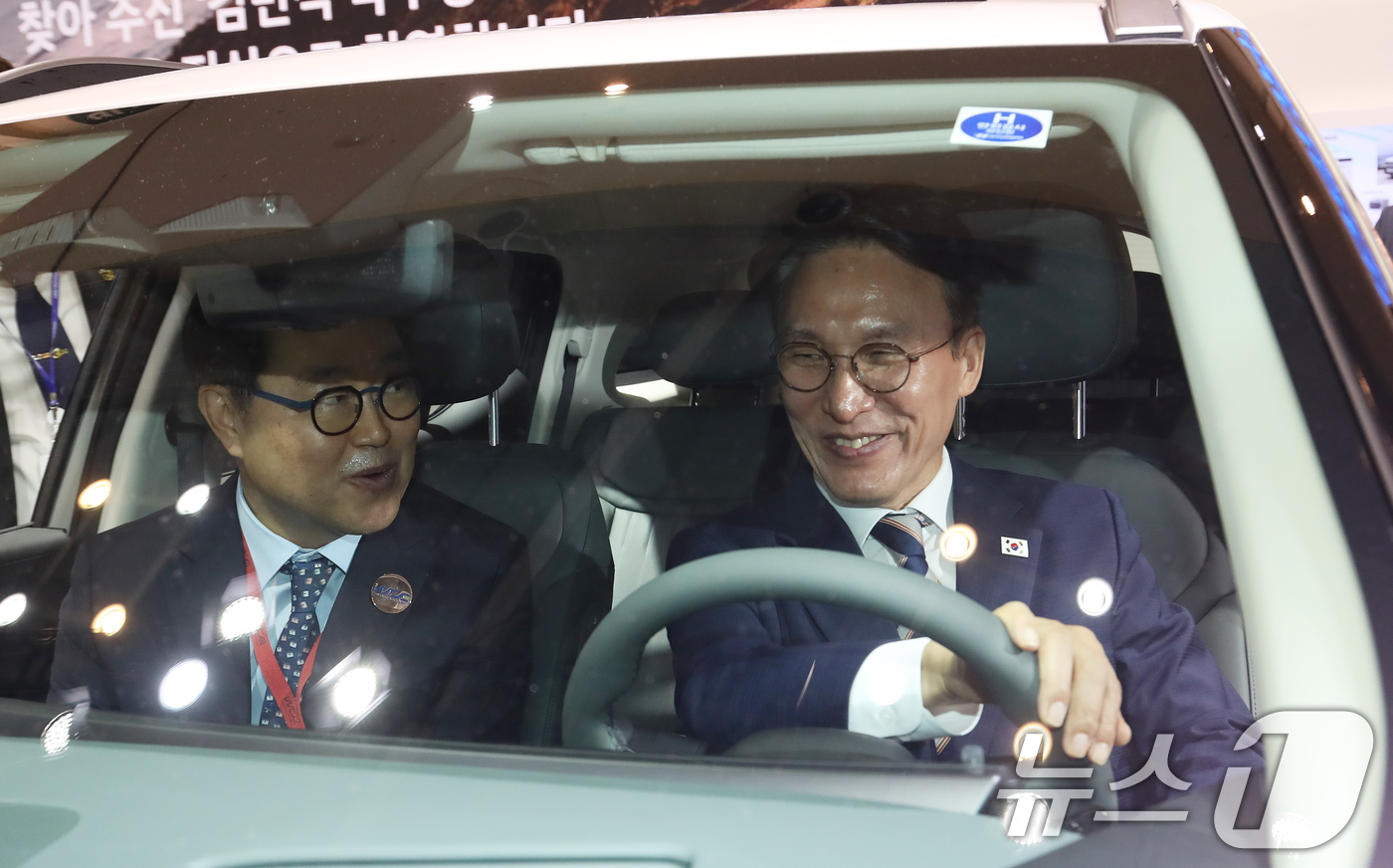 (부산=뉴스1) 윤일지 기자 = 김민석 국무총리가 27일 부산 해운대구 벡스코 제1전시장에서 열린 '2025 기후산업국제박람회(WCE)'에서 현대자동차 부스를 찾아 신형 넥쏘 수소 …