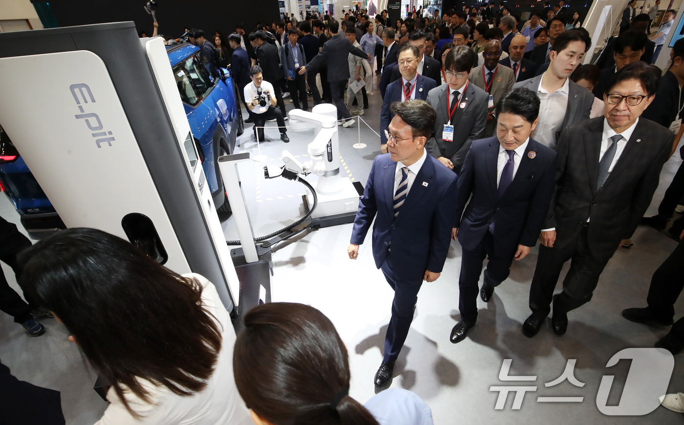 (부산=뉴스1) 윤일지 기자 = 김민석 국무총리가 27일 부산 해운대구 벡스코 제1전시장에서 열린 '2025 기후산업국제박람회(WCE)'에서 현대자동차 부스를 찾아 전기차 충전시스 …