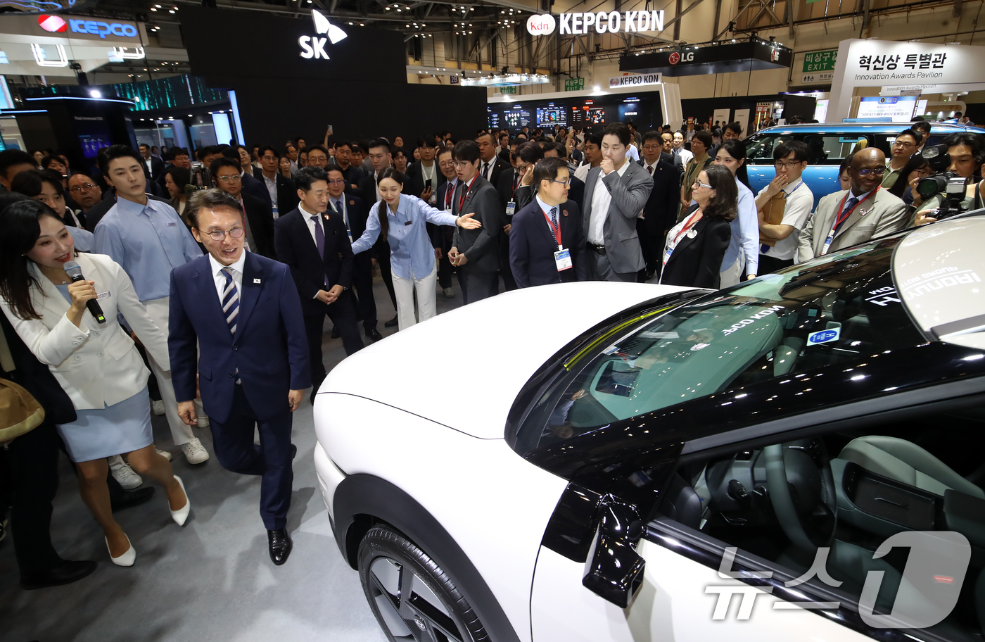 (부산=뉴스1) 윤일지 기자 = 김민석 국무총리가 27일 부산 해운대구 벡스코 제1전시장에서 열린 '2025 기후산업국제박람회(WCE)'에서 현대자동차 부스를 찾아 신형 넥쏘 수소 …