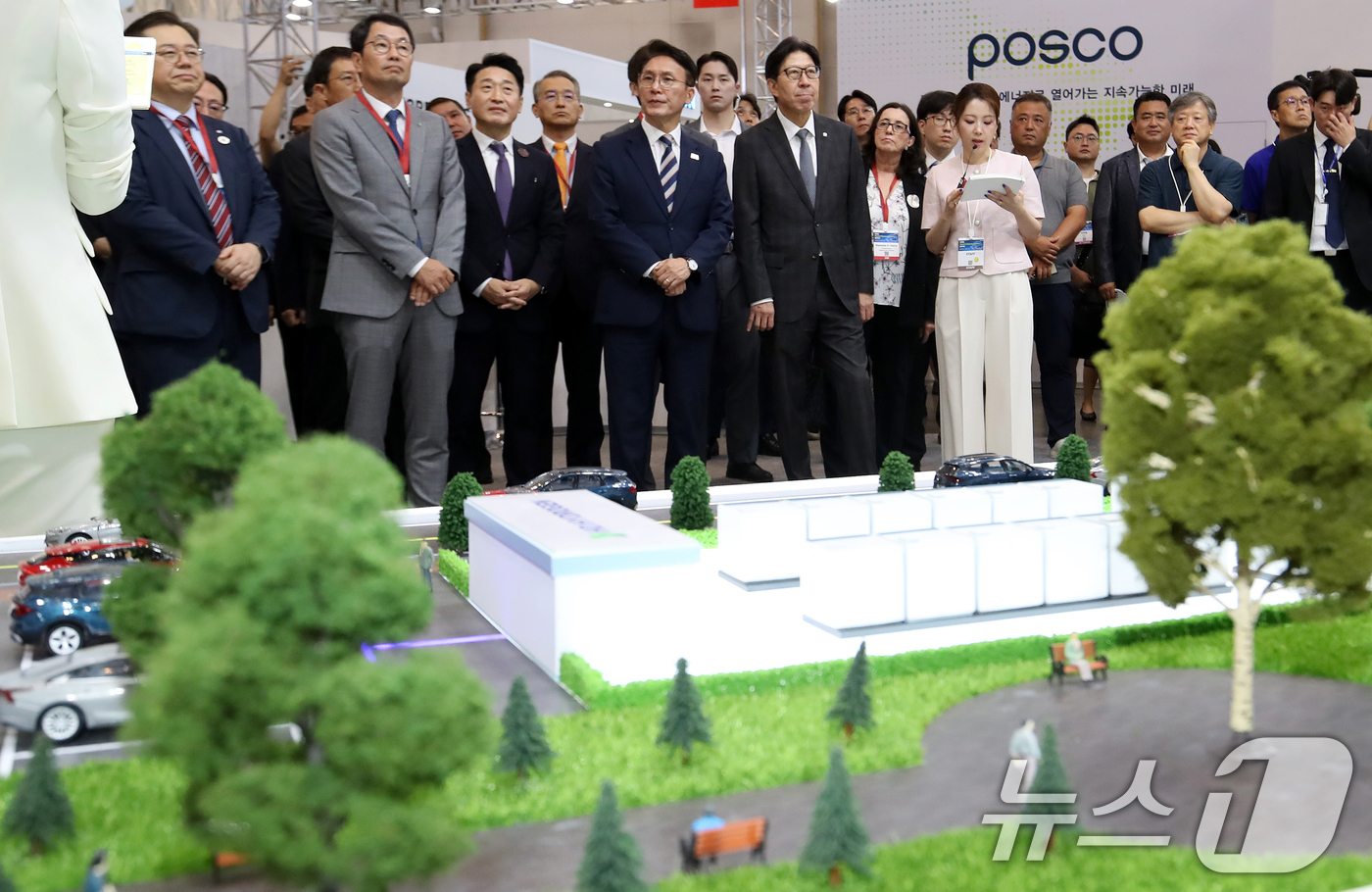 (부산=뉴스1) 윤일지 기자 = 김민석 국무총리가 27일 부산 해운대구 벡스코 제1전시장에서 열린 '2025 기후산업국제박람회(WCE)'에서 HD현대일렉트릭 부스를 둘러보고 있다. …