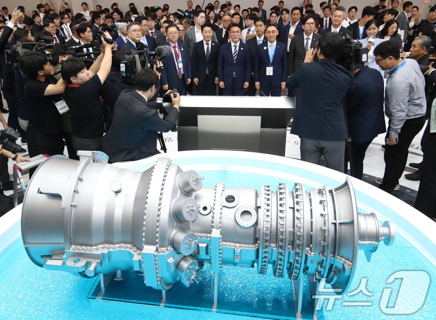 본문 이미지 - 김민석 국무총리가 27일 부산 해운대구 벡스코 제1전시장에서 열린 &#39;2025 기후산업국제박람회&#40;WCE&#41;&#39;에서 두산 부스를 둘러보고 있다. 2025.8.27/뉴스1 ⓒ News1 윤일지 기자