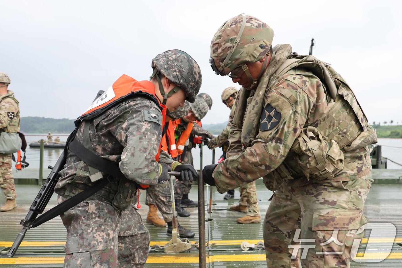 본문 이미지 - 육군 제7공병여단 장병들과 미2사단/한미연합사단 장병들이 한미 합동 부교구축을 하고 있다. (공동취재) 2025.8.27/뉴스1 ⓒ News1 김영운 기자