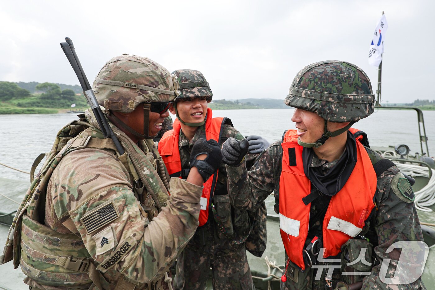 본문 이미지 - 27일 경기 여주시 남한강 일대 훈련장에서 실시한 '한미연합 제병협동 도하훈련'에서 육군 제7공병여단 장병들과 미2사단/한미연합사단 장병들이 한미 합동 부교구축을 마친 뒤 서로를 격려하고 있다. (공동취재) 2025.8.27/뉴스1 ⓒ News1 김영운 기자