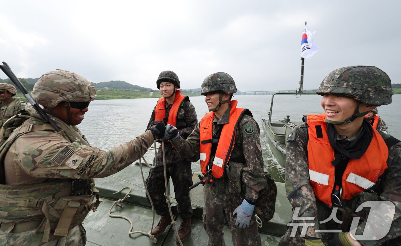 본문 이미지 - 27일 경기 여주시 남한강 일대 훈련장에서 실시한 '한미연합 제병협동 도하훈련'에서 육군 제7공병여단 장병들과 미2사단/한미연합사단 장병들이 한미 합동 부교구축을 마친 뒤 서로를 격려하고 있다. (공동취재) 2025.8.27/뉴스1 ⓒ News1 김영운 기자