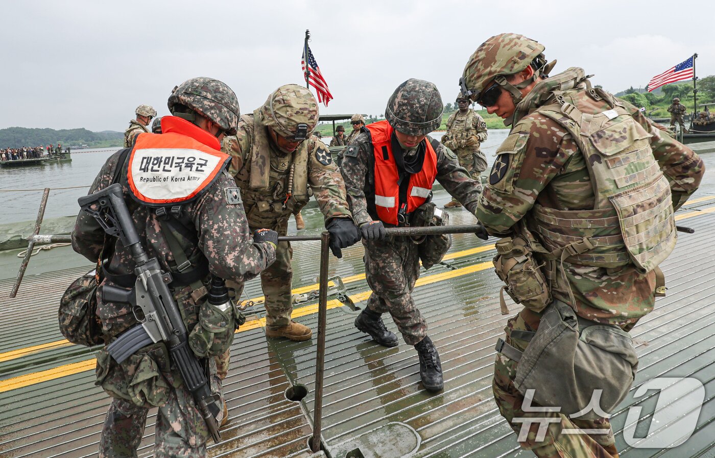 본문 이미지 - 27일 경기 여주시 남한강 일대 훈련장에서 실시한 '한미연합 제병협동 도하훈련'에서 육군 제7공병여단 장병들과 미2사단/한미연합사단 장병들이 한미 합동 부교구축을 하고 있다. (공동취재) 2025.8.27/뉴스1 ⓒ News1 김영운 기자