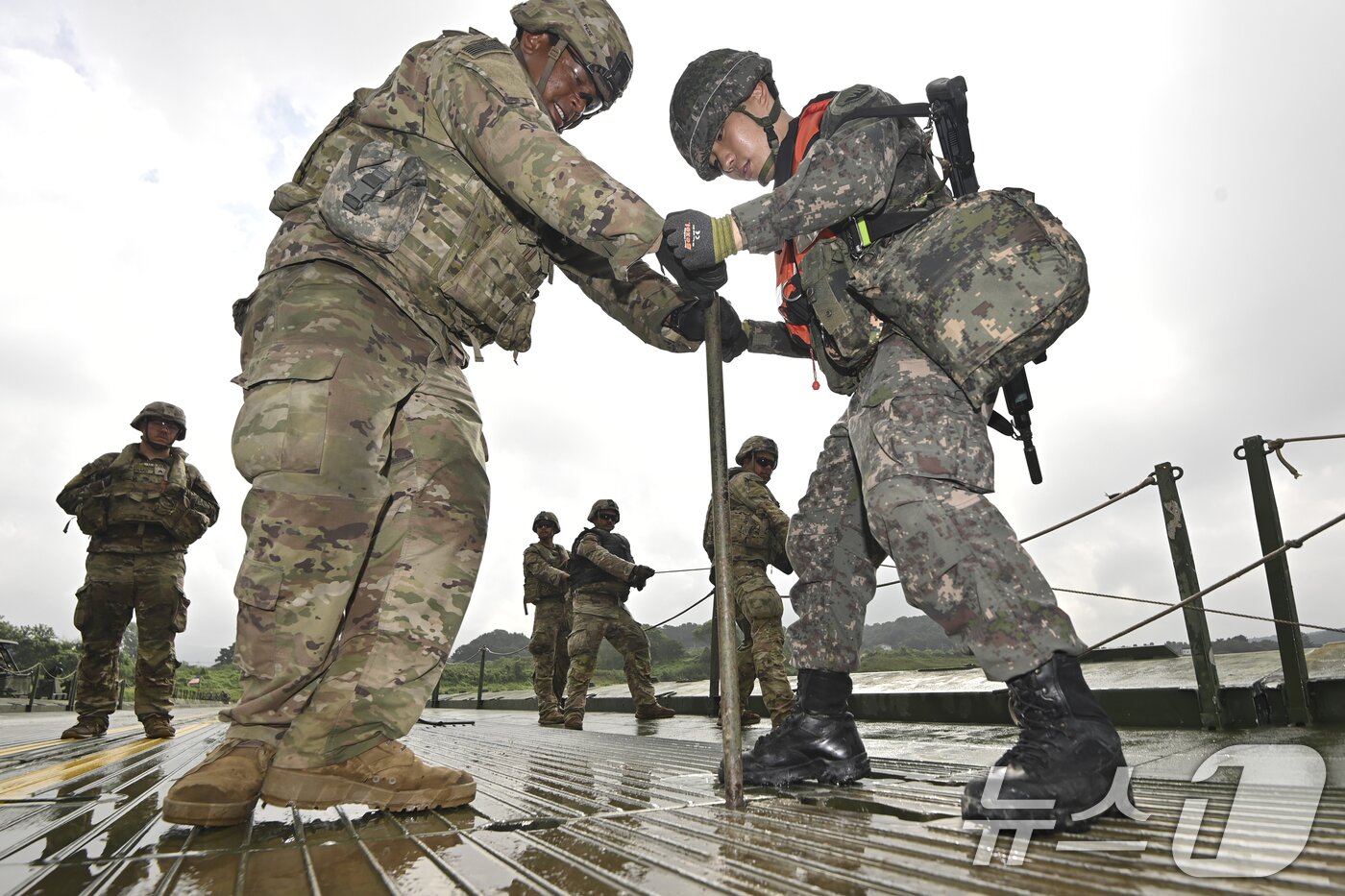 본문 이미지 - 27일 경기 여주시 남한강 일대 훈련장에서 실시한 '한미연합 제병협동 도하훈련'에서 육군 제7공병여단 장병들과 미2사단/한미연합사단 장병들이 교절을 연결하고 있다. (공동취재) 2025.8.27/뉴스1 ⓒ News1 김영운 기자