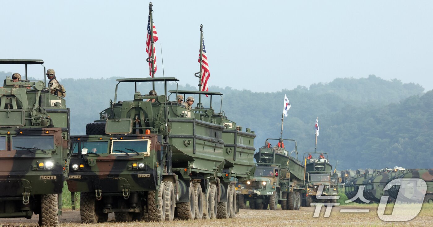 본문 이미지 - 27일 경기 여주시 남한강 일대 훈련장에서 실시한 '한미연합 제병협동 도하훈련'에서 육군 제7공병여단 장병들과 미2사단/한미연합사단 장병들이 부교 도하훈련을 하고 있다. 2025.8.27/뉴스1 ⓒ News1 김영운 기자