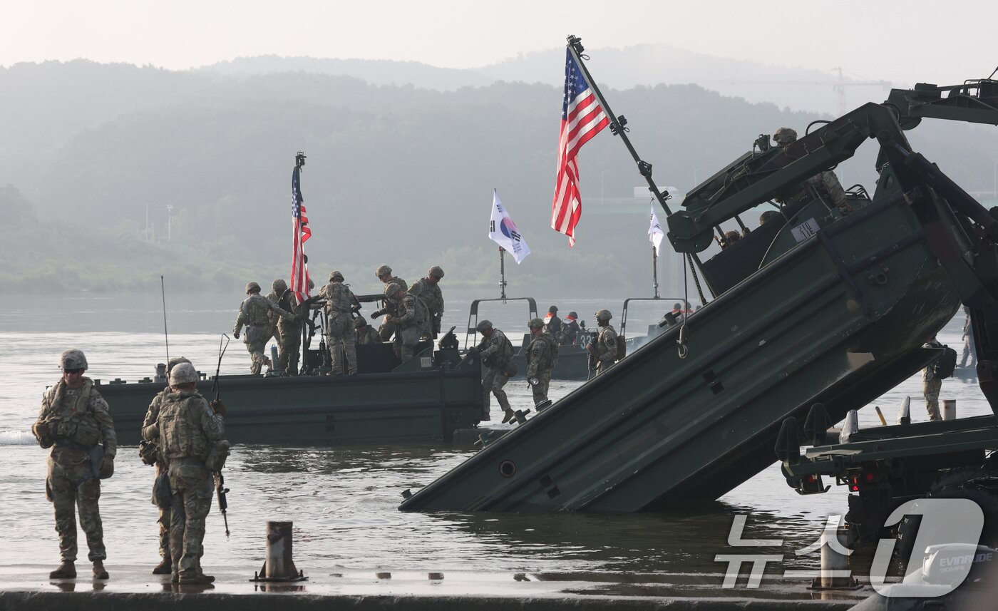 본문 이미지 - 27일 경기 여주시 남한강 일대 훈련장에서 실시한 '한미연합 제병협동 도하훈련'에서 육군 제7공병여단 장병들과 미2사단/한미연합사단 장병들이 부교 도하훈련을 하고 있다. 2025.8.27/뉴스1 ⓒ News1 김영운 기자