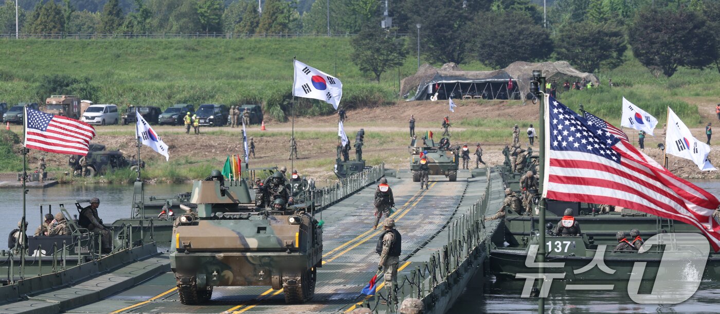 본문 이미지 - 27일 경기 여주시 남한강 일대 훈련장에서 실시한 '한미연합 제병협동 도하훈련'에서 육군 제7공병여단 장병들과 미2사단/한미연합사단 장병들이 부교 도하훈련을 하고 있다. 2025.8.27/뉴스1 ⓒ News1 김영운 기자