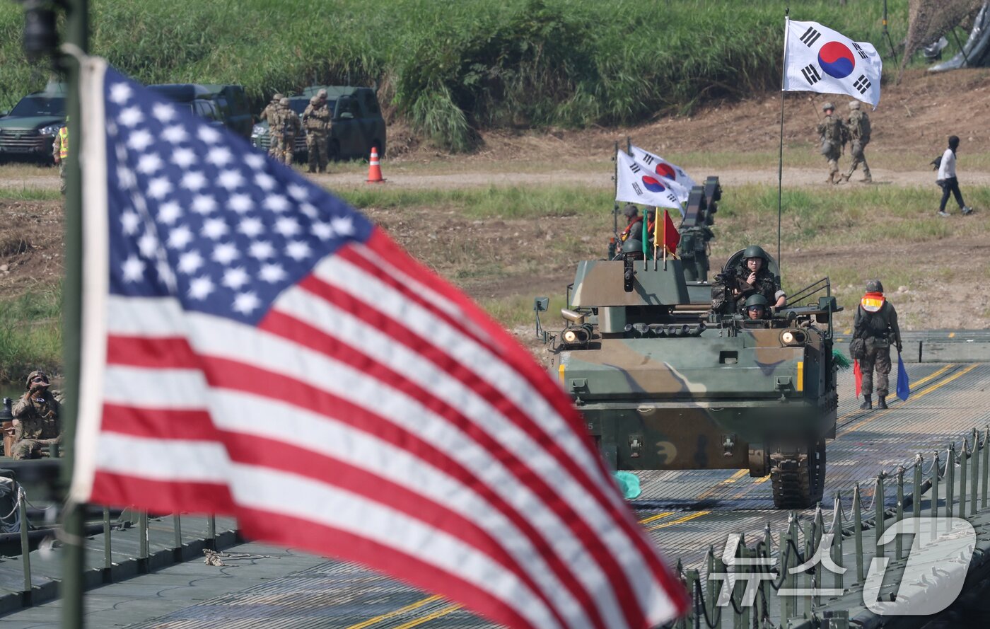 본문 이미지 - 27일 경기 여주시 남한강 일대 훈련장에서 실시한 '한미연합 제병협동 도하훈련'에서 육군 제7공병여단 장병들과 미2사단/한미연합사단 장병들이 부교 도하훈련을 하고 있다. 2025.8.27/뉴스1 ⓒ News1 김영운 기자