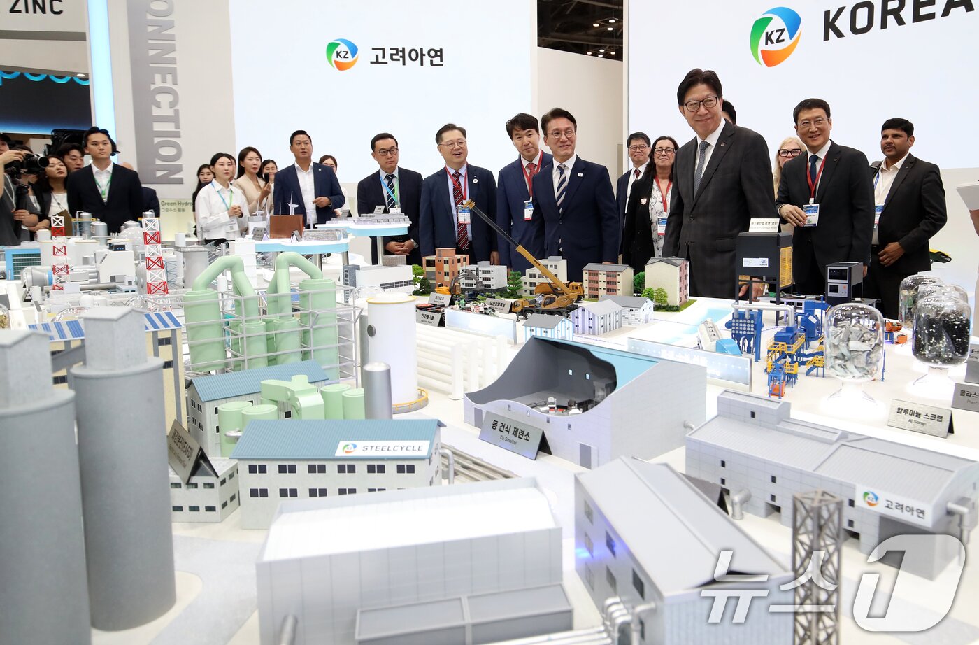 본문 이미지 - 김민석 국무총리가 27일 부산 해운대구 벡스코 제1전시장에서 열린 &#39;2025 기후산업국제박람회&#40;WCE&#41;&#39;에서 고려아연 부스를 둘러보고 있다. 2025.8.27/뉴스1 ⓒ News1 윤일지 기자