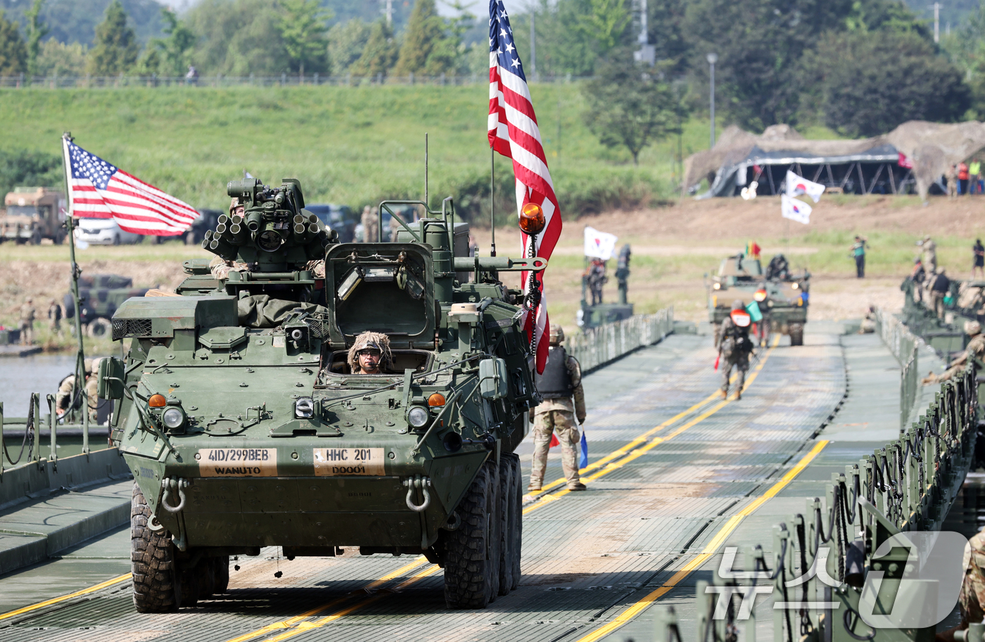 (여주=뉴스1) 김영운 기자 = 27일 경기 여주시 남한강 일대 훈련장에서 실시한 '한미연합 제병협동 도하훈련'에서 육군 제7공병여단 장병들과 미2사단/한미연합사단 장병들이 부교 …
