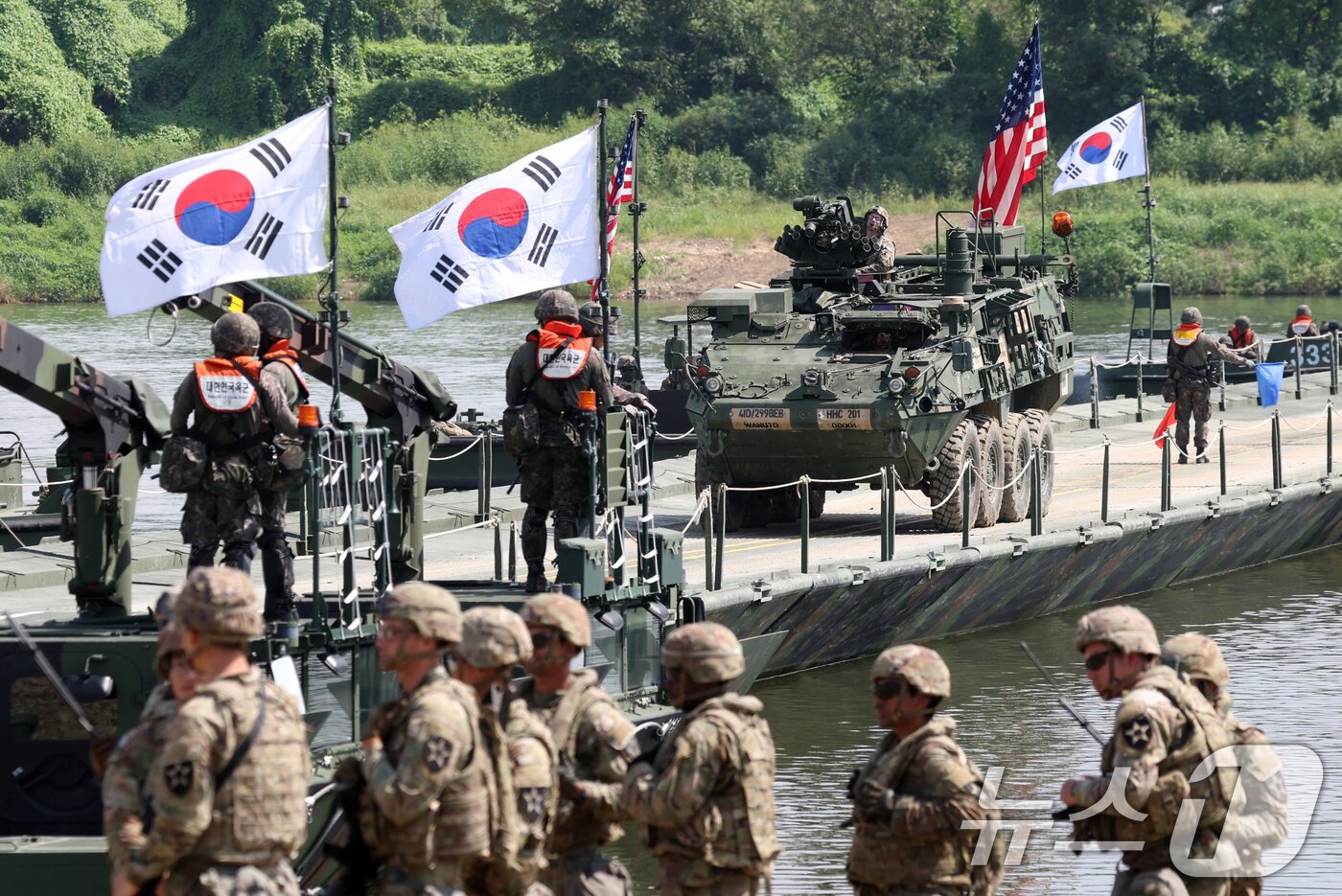 본문 이미지 - 27일 경기 여주시 남한강 일대 훈련장에서 실시한 '한미연합 제병협동 도하훈련'에서 육군 제7공병여단 장병들과 미2사단/한미연합사단 장병들이 부교 도하훈련을 하고 있다. 2025.8.27/뉴스1 ⓒ News1 김영운 기자