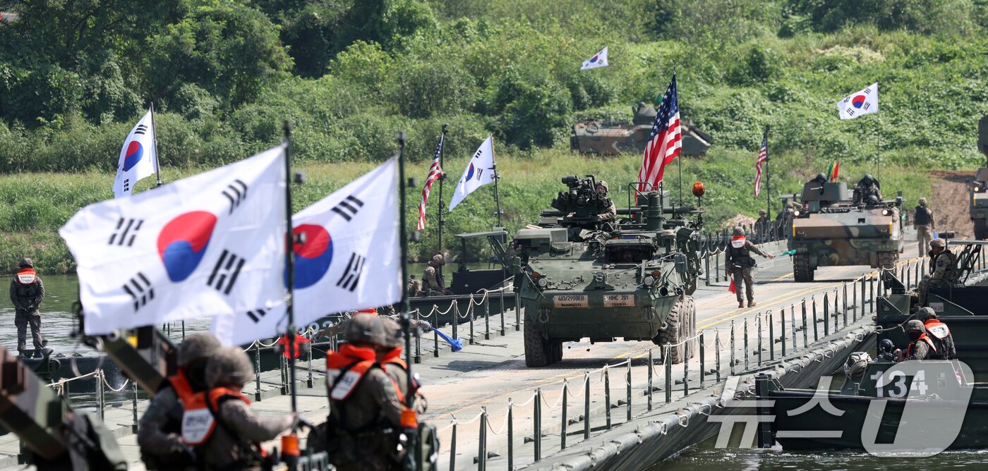 본문 이미지 - 27일 경기 여주시 남한강 일대 훈련장에서 실시한 '한미연합 제병협동 도하훈련'에서 육군 제7공병여단 장병들과 미2사단/한미연합사단 장병들이 부교 도하훈련을 하고 있다. 2025.8.27/뉴스1 ⓒ News1 김영운 기자