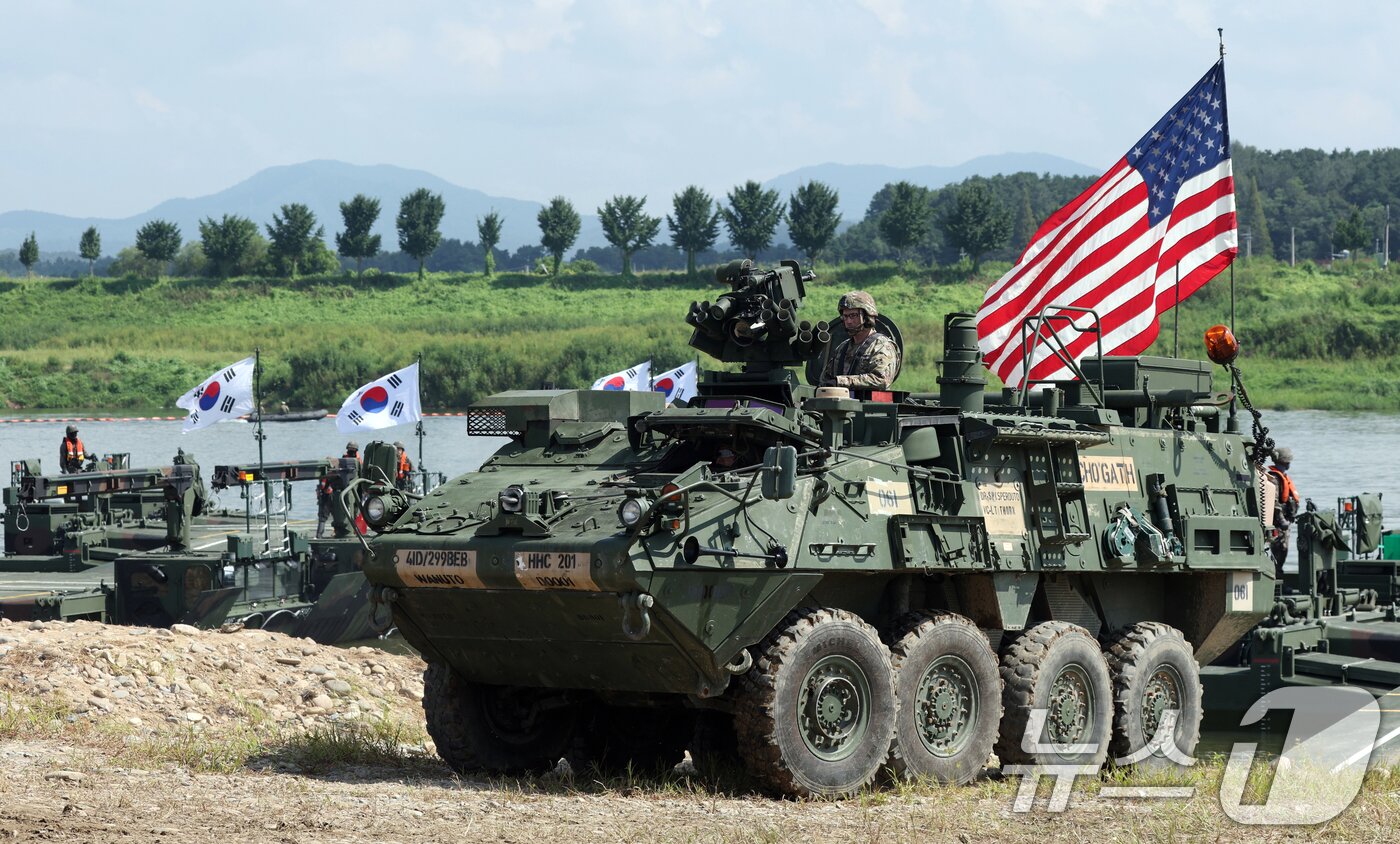 본문 이미지 - 27일 경기 여주시 남한강 일대 훈련장에서 실시한 '한미연합 제병협동 도하훈련'에서 육군 제7공병여단 장병들과 미2사단/한미연합사단 장병들이 부교 도하훈련을 하고 있다. 2025.8.27/뉴스1 ⓒ News1 김영운 기자