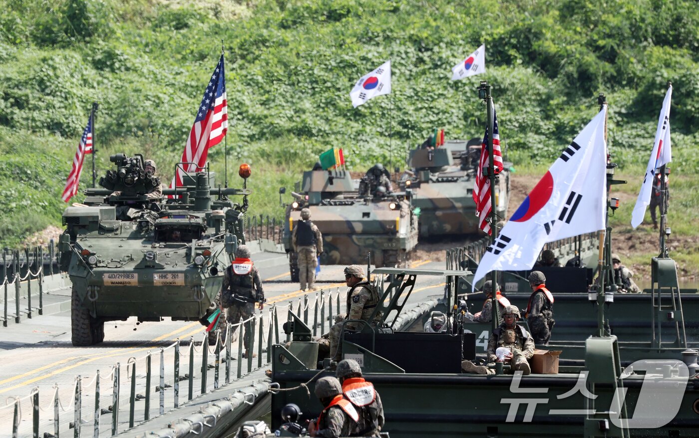 본문 이미지 - 27일 경기 여주시 남한강 일대 훈련장에서 실시한 '한미연합 제병협동 도하훈련'에서 육군 제7공병여단 장병들과 미2사단/한미연합사단 장병들이 부교 도하훈련을 하고 있다. 2025.8.27/뉴스1 ⓒ News1 김영운 기자