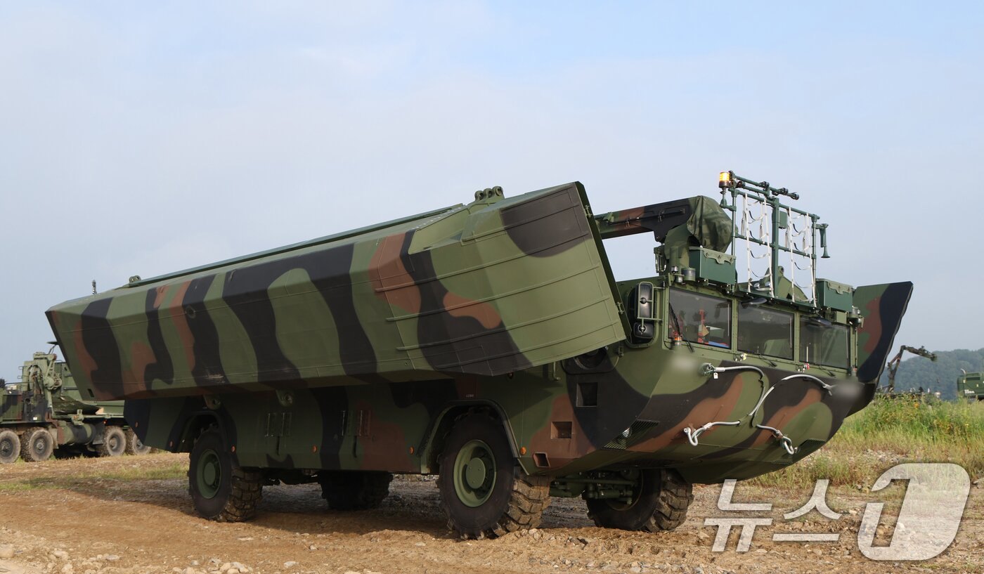 본문 이미지 - 27일 경기 여주시 남한강 일대 훈련장에서 실시한 '한미연합 제병협동 도하훈련'에서 육군 제7공병여단 장병들이 한국형 자주도하장비 '수룡'을 이용해 부교 도하훈련을 하고 있다. 2025.8.27/뉴스1 ⓒ News1 김영운 기자