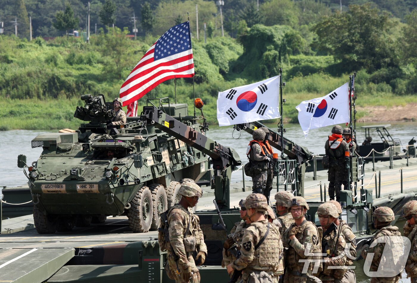 본문 이미지 - 27일 경기 여주시 남한강 일대 훈련장에서 실시한 '한미연합 제병협동 도하훈련'에서 육군 제7공병여단 장병들과 미2사단/한미연합사단 장병들이 부교 도하훈련을 하고 있다. ⓒ News1 김영운 기자