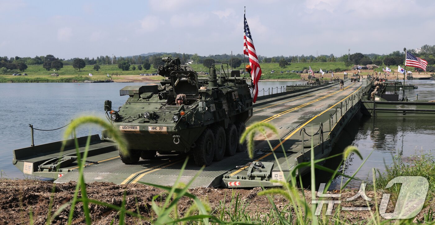 본문 이미지 - 27일 경기 여주시 남한강 일대 훈련장에서 실시한 '한미연합 제병협동 도하훈련'에서 육군 제7공병여단 장병들과 미2사단/한미연합사단 장병들이 부교 도하훈련을 하고 있다. ⓒ News1 김영운 기자