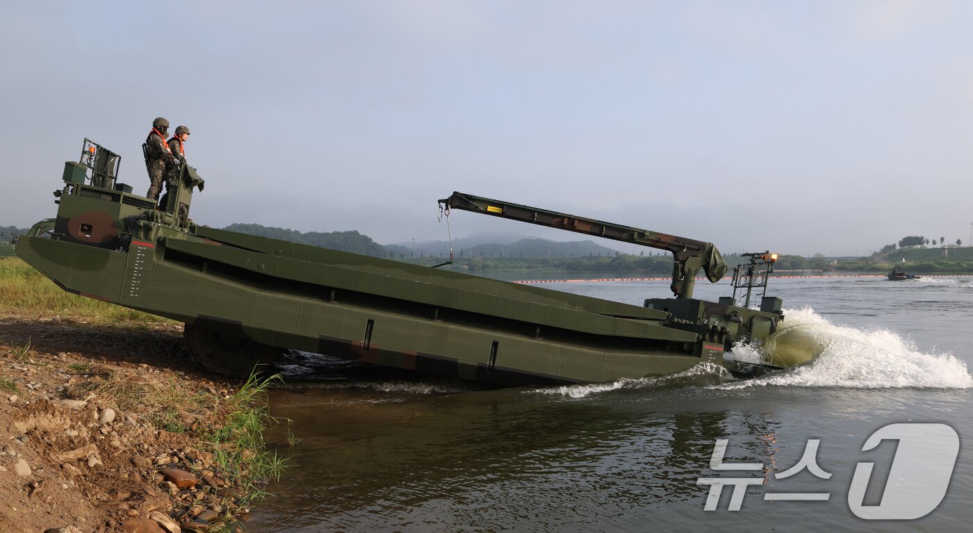본문 이미지 - 27일 경기 여주시 남한강 일대 훈련장에서 실시한 '한미연합 제병협동 도하훈련'에서 육군 제7공병여단 장병들이 한국형 자주도하장비 '수룡'을 이용해 부교 도하훈련을 하고 있다. ⓒ News1 김영운 기자