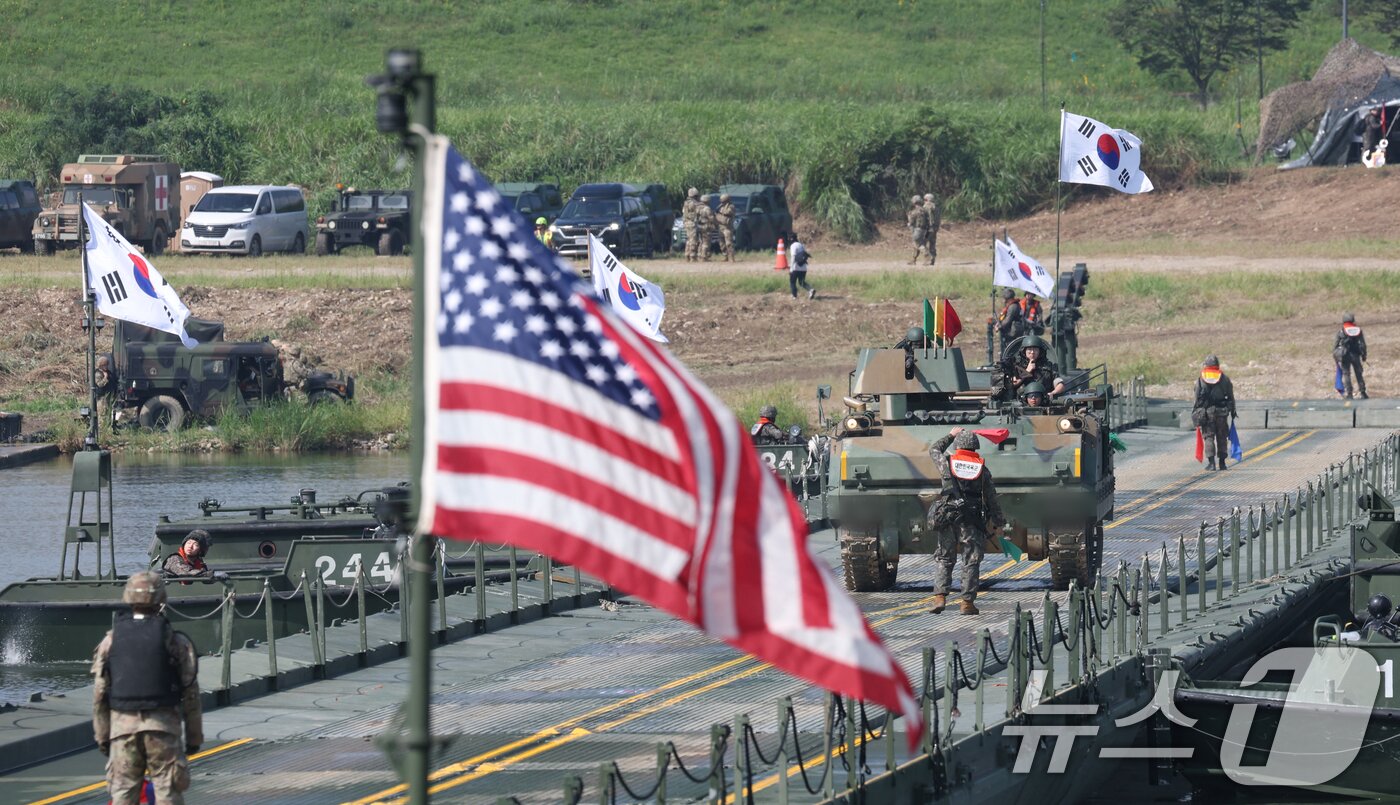 본문 이미지 - 27일 경기 여주시 남한강 일대 훈련장에서 실시한 '한미연합 제병협동 도하훈련'에서 육군 제7공병여단 장병들과 미2사단/한미연합사단 장병들이 부교 도하훈련을 하고 있다. ⓒ News1 김영운 기자