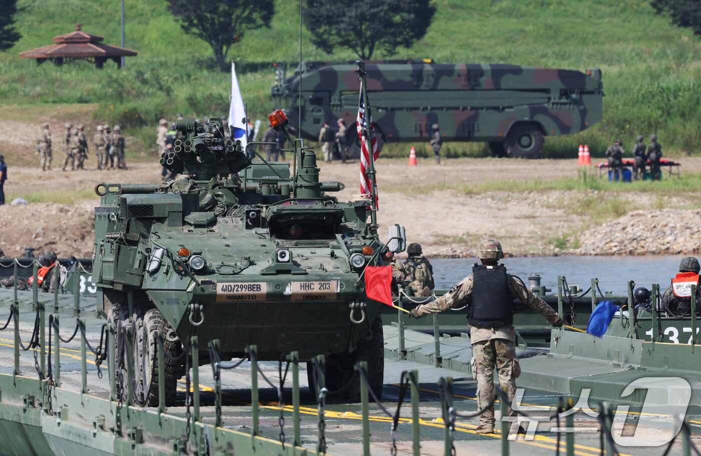 본문 이미지 - 27일 경기 여주시 남한강 일대 훈련장에서 실시한 '한미연합 제병협동 도하훈련'에서 육군 제7공병여단 장병들과 미2사단/한미연합사단 장병들이 부교 도하훈련을 하고 있다. ⓒ News1 김영운 기자