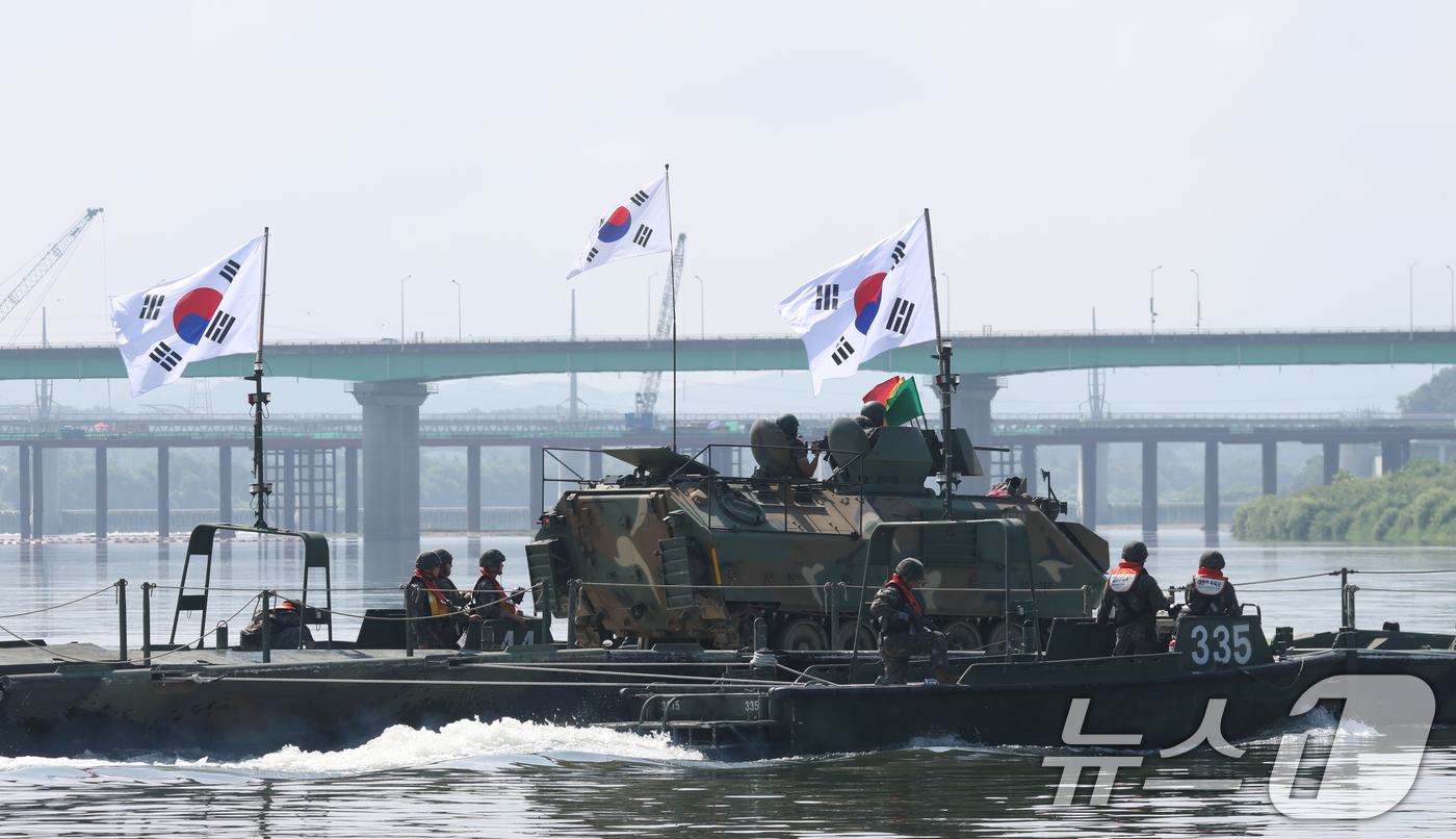 (여주=뉴스1) 김영운 기자 = 27일 경기 여주시 남한강 일대 훈련장에서 실시한 '한미연합 제병협동 도하훈련'에서 육군 제7공병여단 장병들이 문교 도하훈련을 하고 있다. 2025 …