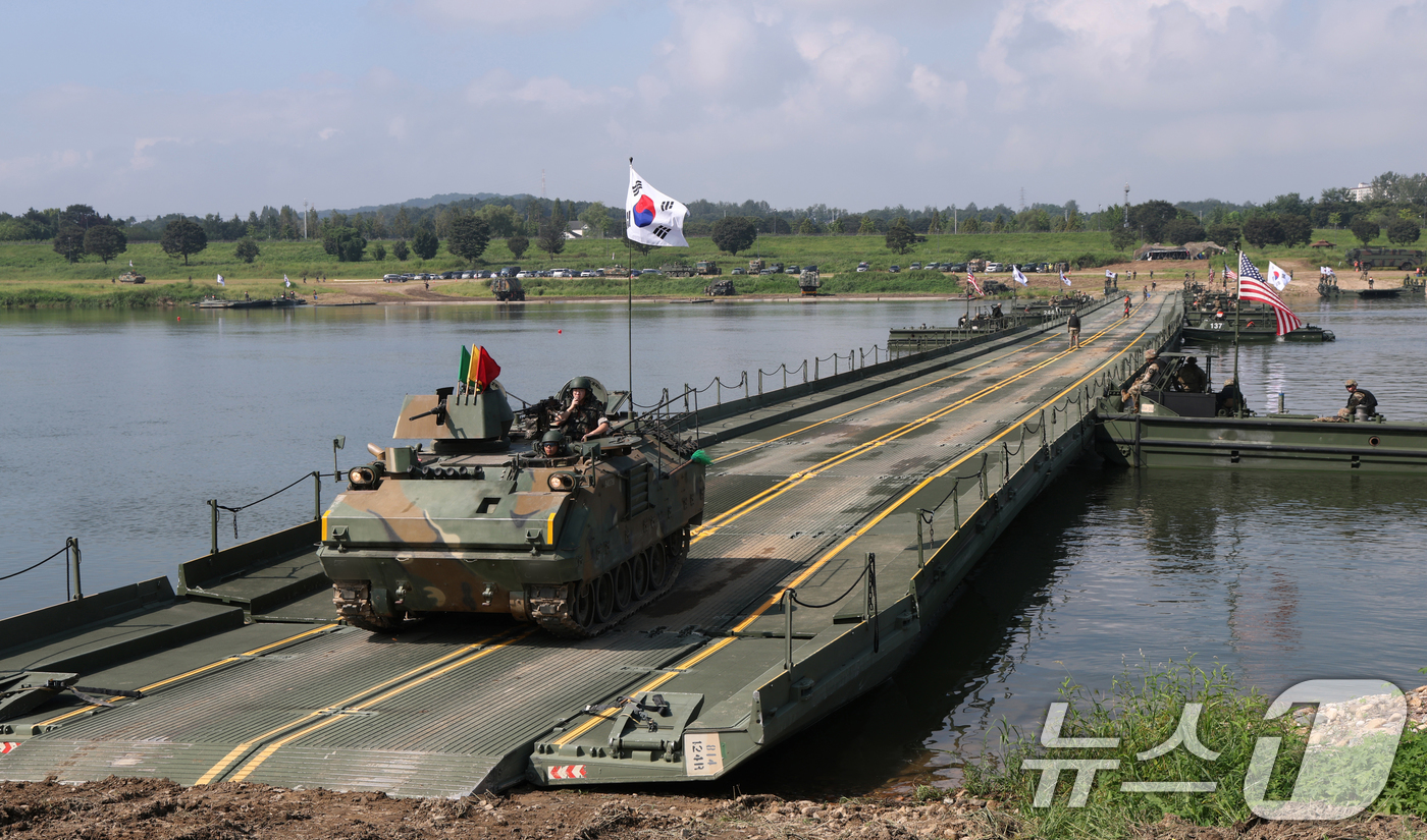 (여주=뉴스1) 김영운 기자 = 27일 경기 여주시 남한강 일대 훈련장에서 실시한 '한미연합 제병협동 도하훈련'에서 육군 제7공병여단 장병들과 미2사단/한미연합사단 장병들이 부교 …