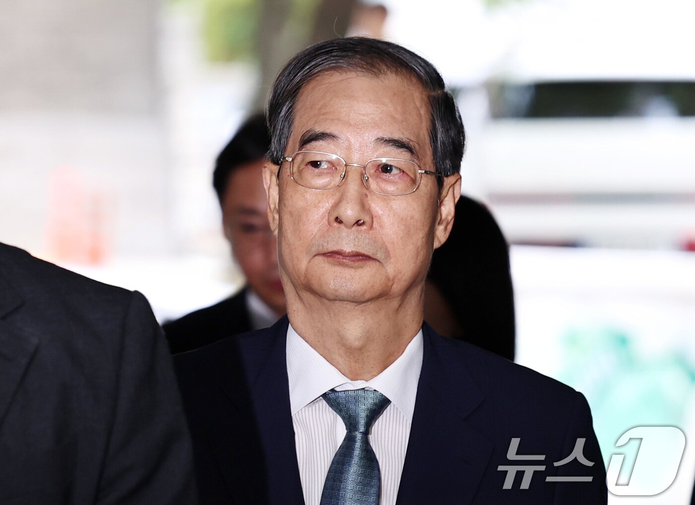 본문 이미지 - 12·3 비상계엄 과정에서 윤석열 전 대통령의 내란 행위를 방조한 혐의를 받는 한덕수 전 국무총리가 27일 오후 서초구 서울중앙지방법원에서 열린 구속 전 피의자 심문&#40;영장실질심사&#41;에 출석하고 있다. 2025.8.27/뉴스1 ⓒ News1 구윤성 기자