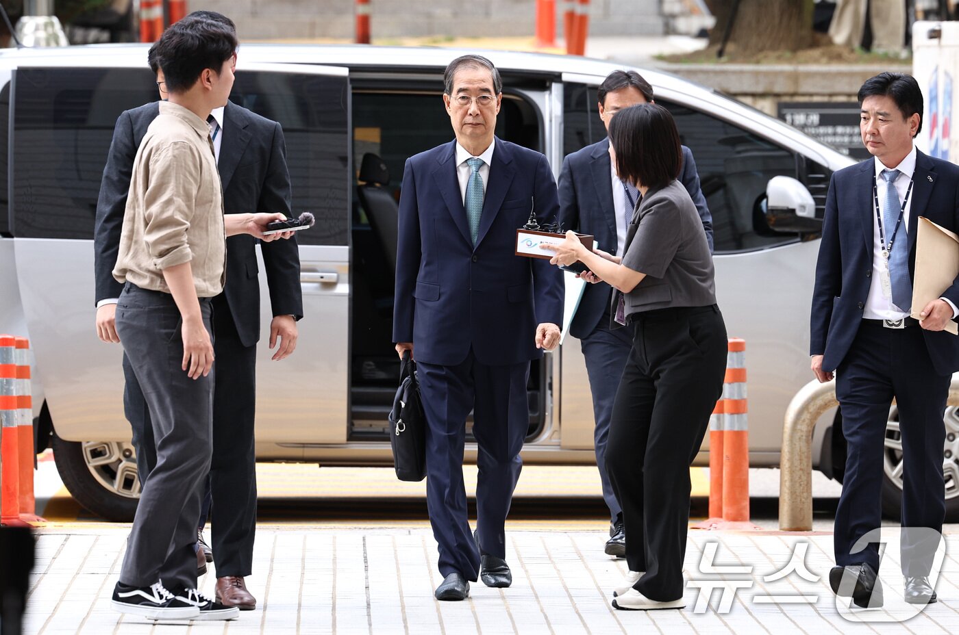 본문 이미지 - 12·3 비상계엄 과정에서 윤석열 전 대통령의 내란 행위를 방조한 혐의를 받는 한덕수 전 국무총리가 27일 오후 서초구 서울중앙지방법원에서 열린 구속 전 피의자 심문&#40;영장실질심사&#41;에 출석하고 있다. 2025.8.27/뉴스1 ⓒ News1 구윤성 기자
