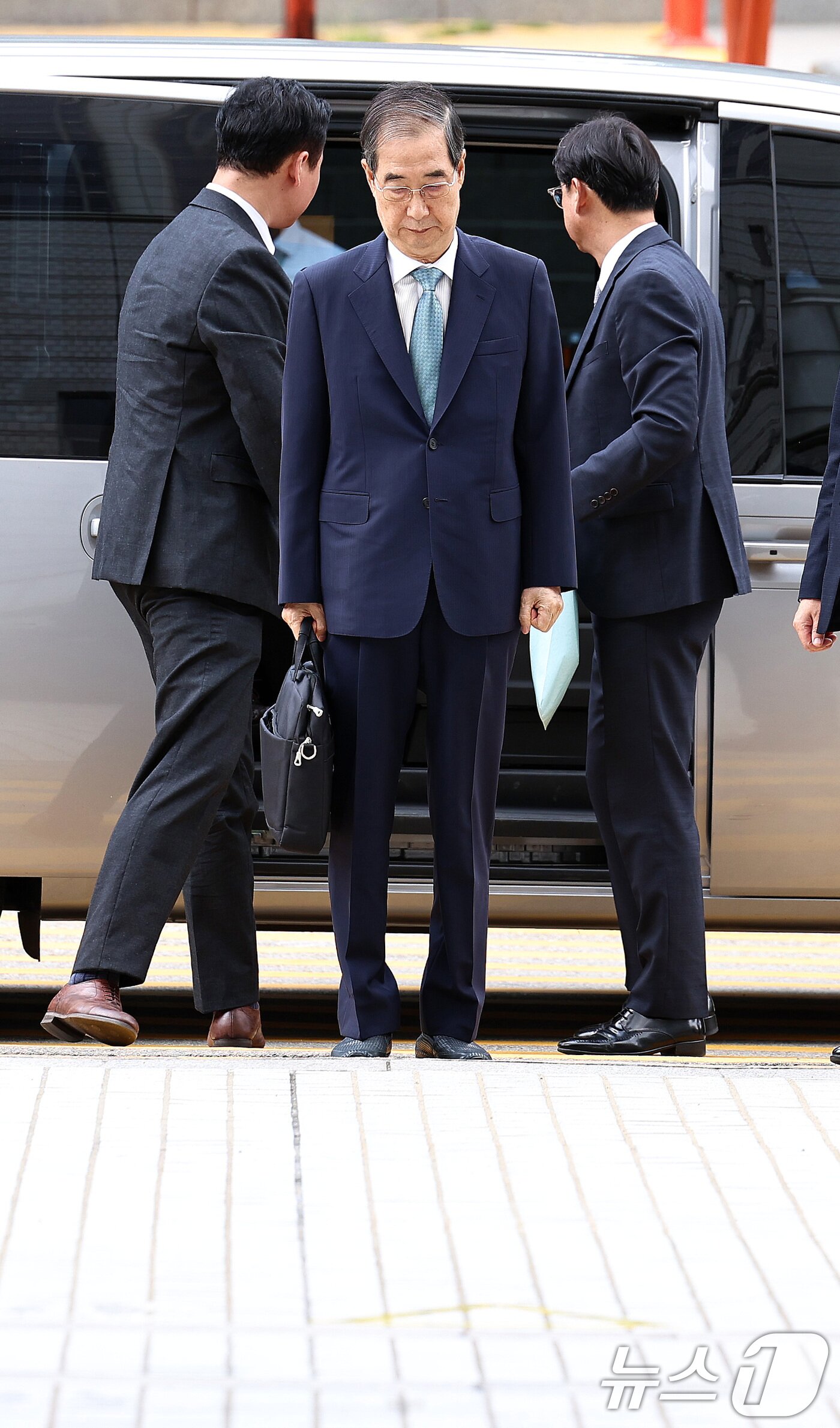 본문 이미지 - 12·3 비상계엄 과정에서 윤석열 전 대통령의 내란 행위를 방조한 혐의를 받는 한덕수 전 국무총리가 27일 오후 서초구 서울중앙지방법원에서 열린 구속 전 피의자 심문&#40;영장실질심사&#41;에 출석하고 있다. 2025.8.27/뉴스1 ⓒ News1 구윤성 기자