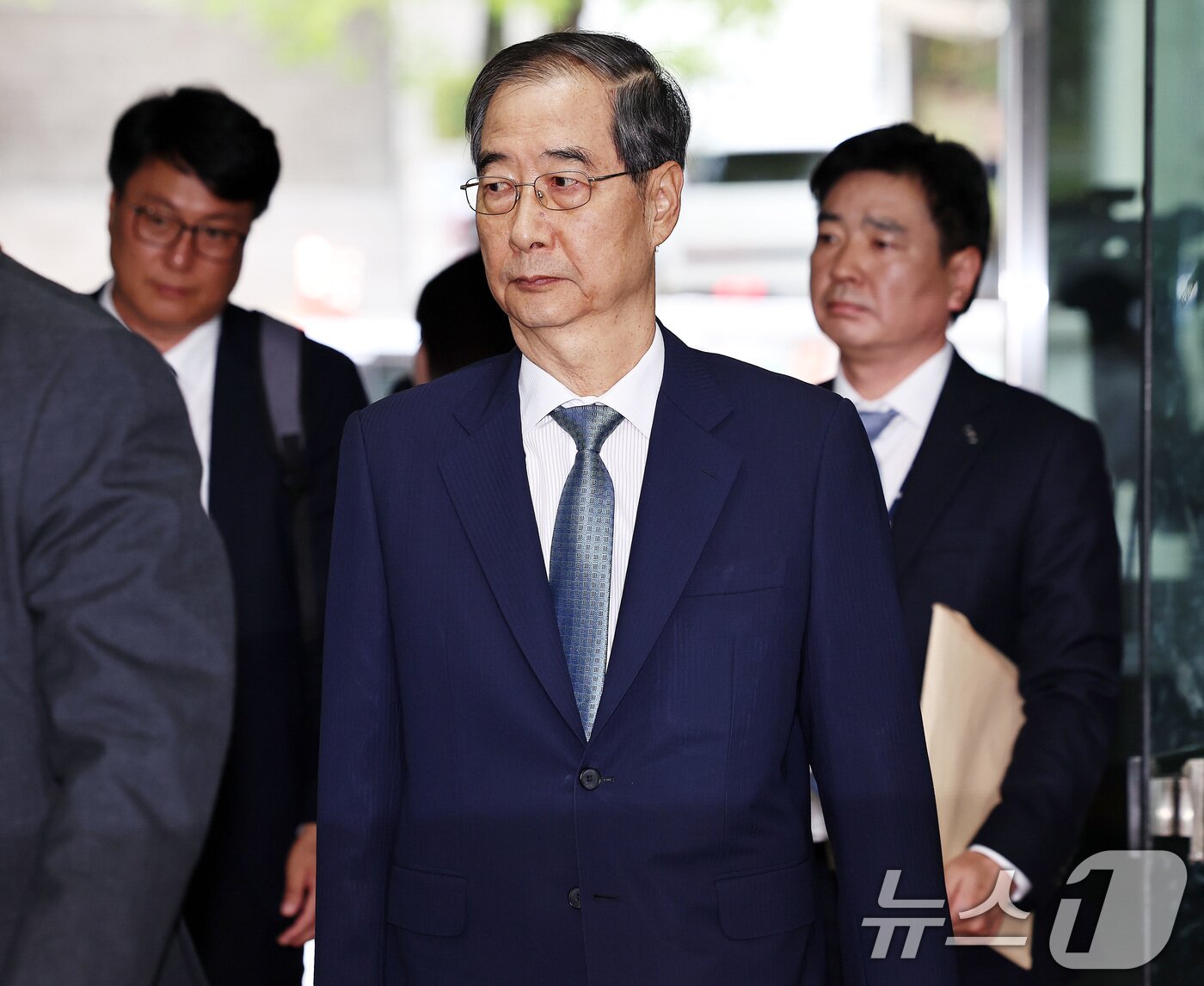 본문 이미지 - 12·3 비상계엄 과정에서 윤석열 전 대통령의 내란 행위를 방조한 혐의를 받는 한덕수 전 국무총리가 27일 오후 서초구 서울중앙지방법원에서 열린 구속 전 피의자 심문&#40;영장실질심사&#41;에 출석하고 있다. 2025.8.27/뉴스1 ⓒ News1 구윤성 기자