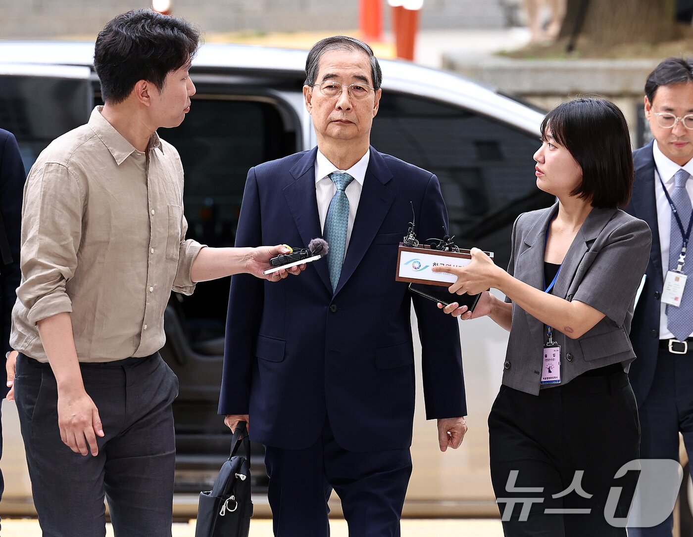 본문 이미지 - 12·3 비상계엄 과정에서 윤석열 전 대통령의 내란 행위를 방조한 혐의를 받는 한덕수 전 국무총리가 27일 오후 서초구 서울중앙지방법원에서 열린 구속 전 피의자 심문&#40;영장실질심사&#41;에 출석하고 있다. 2025.8.27/뉴스1 ⓒ News1 구윤성 기자