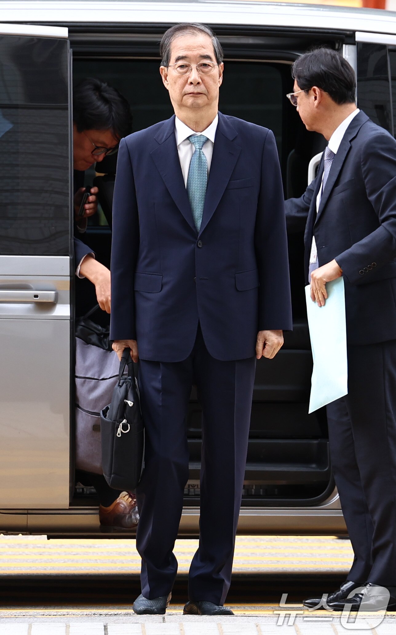 본문 이미지 - 12·3 비상계엄 과정에서 윤석열 전 대통령의 내란 행위를 방조한 혐의를 받는 한덕수 전 국무총리가 27일 오후 서초구 서울중앙지방법원에서 열린 구속 전 피의자 심문&#40;영장실질심사&#41;에 출석하고 있다. 2025.8.27/뉴스1 ⓒ News1 구윤성 기자