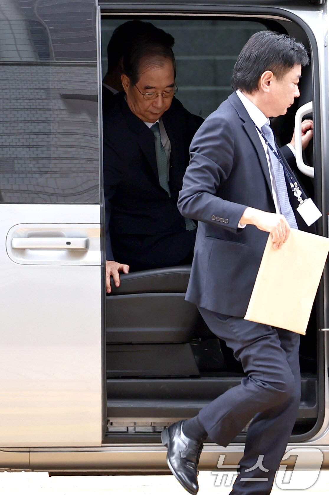 본문 이미지 - 12·3 비상계엄 과정에서 윤석열 전 대통령의 내란 행위를 방조한 혐의를 받는 한덕수 전 국무총리가 27일 오후 서초구 서울중앙지방법원에서 열린 구속 전 피의자 심문&#40;영장실질심사&#41;에 출석하고 있다. 2025.8.27/뉴스1 ⓒ News1 구윤성 기자