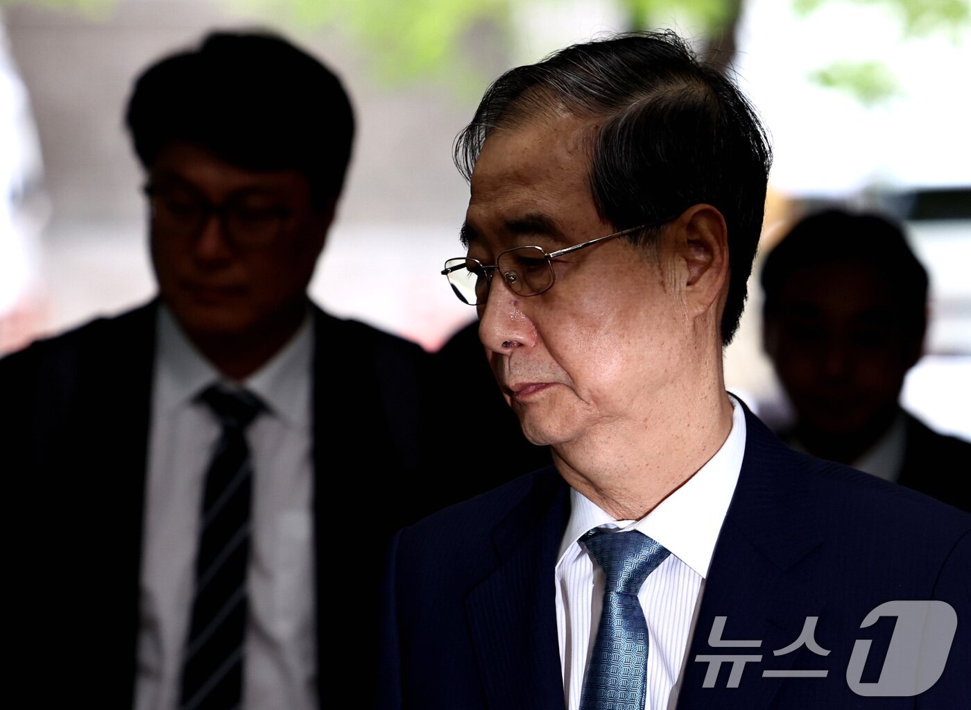 본문 이미지 - 12·3 비상계엄 과정에서 윤석열 전 대통령의 내란 행위를 방조한 혐의를 받는 한덕수 전 국무총리가 27일 오후 서초구 서울중앙지방법원에서 열린 구속 전 피의자 심문&#40;영장실질심사&#41;에 출석하고 있다. 2025.8.27/뉴스1 ⓒ News1 구윤성 기자