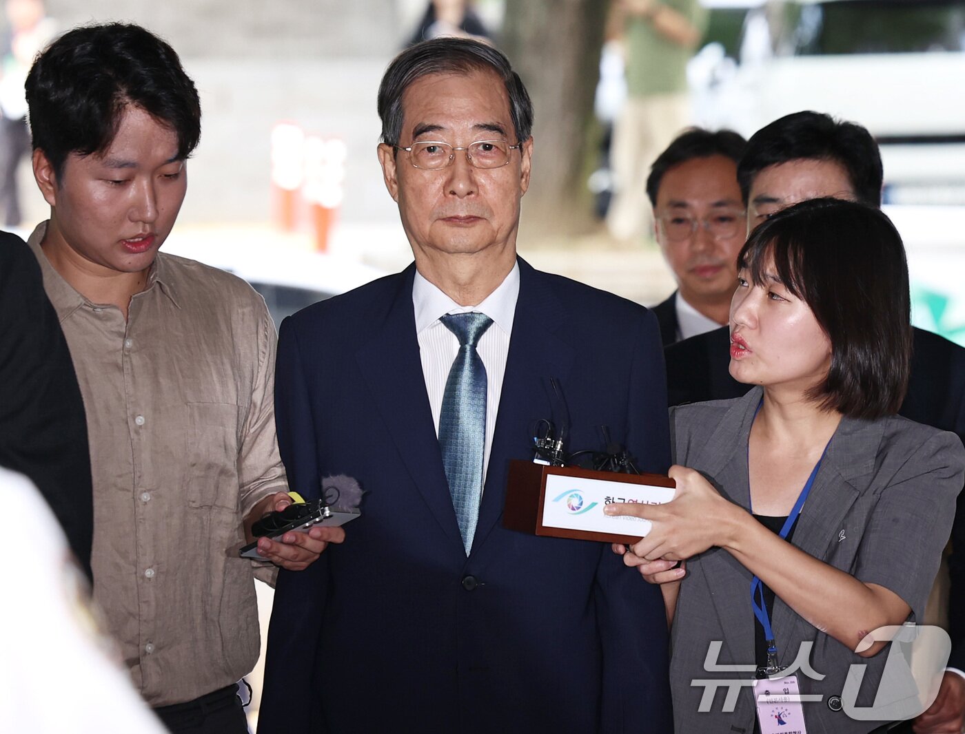 본문 이미지 - 12·3 비상계엄 과정에서 윤석열 전 대통령의 내란 행위를 방조한 혐의를 받는 한덕수 전 국무총리가 27일 오후 서초구 서울중앙지방법원에서 열린 구속 전 피의자 심문&#40;영장실질심사&#41;에 출석하고 있다. 2025.8.27/뉴스1 ⓒ News1 구윤성 기자