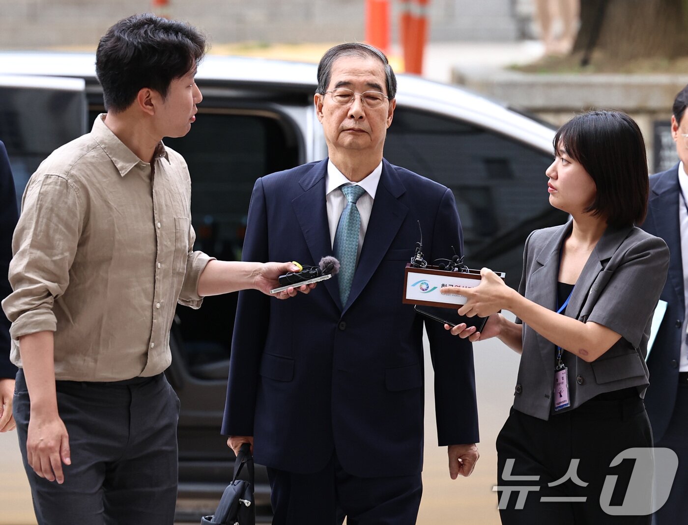 본문 이미지 - 12·3 비상계엄 과정에서 윤석열 전 대통령의 내란 행위를 방조한 혐의를 받는 한덕수 전 국무총리가 27일 오후 서초구 서울중앙지방법원에서 열린 구속 전 피의자 심문&#40;영장실질심사&#41;에 출석하고 있다. 2025.8.27/뉴스1 ⓒ News1 구윤성 기자