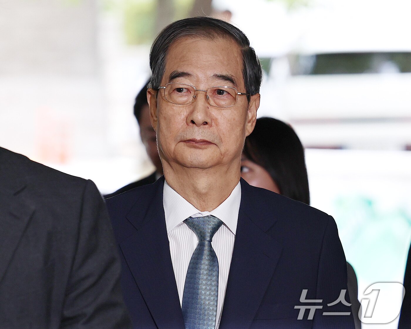 본문 이미지 - 12·3 비상계엄 과정에서 윤석열 전 대통령의 내란 행위를 방조한 혐의를 받는 한덕수 전 국무총리가 27일 오후 서초구 서울중앙지방법원에서 열린 구속 전 피의자 심문&#40;영장실질심사&#41;에 출석하고 있다. 2025.8.27/뉴스1 ⓒ News1 구윤성 기자