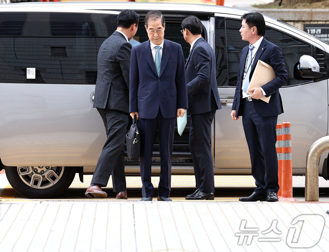 본문 이미지 - 12·3 비상계엄 과정에서 윤석열 전 대통령의 내란 행위를 방조한 혐의를 받는 한덕수 전 국무총리가 27일 오후 서초구 서울중앙지방법원에서 열린 구속 전 피의자 심문&#40;영장실질심사&#41;에 출석하고 있다. 2025.8.27/뉴스1 ⓒ News1 구윤성 기자