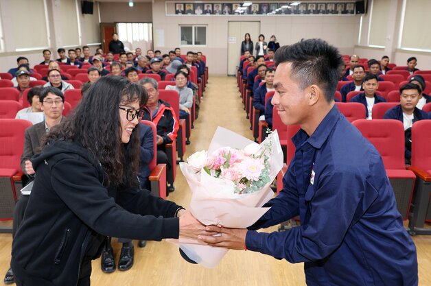 본문 이미지 - 캄보디아 외국인 계절근로자 환영식.(괴산군 제공. 재판매 및 DB금지)/뉴스1