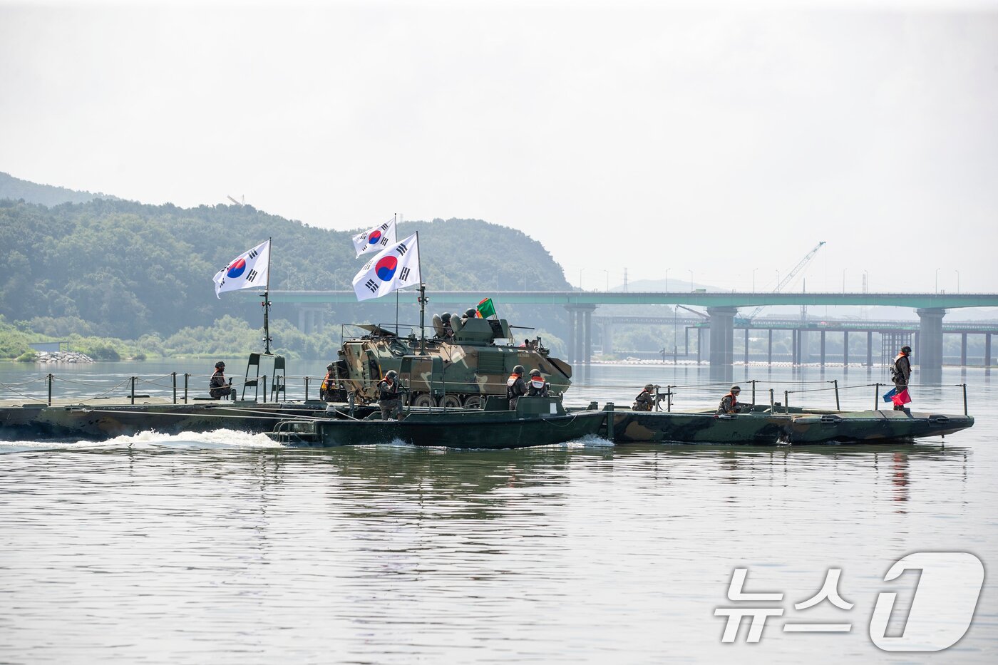 본문 이미지 - 육군 제7공병여단은 2025년 UFS/TIGER의 일환으로 25일부터 27일까지 경기도 여주 남한강 일대에서 '한미연합 제병협동 도하훈련'을 실시했다. 한미연합 도하작전능력을 제고하기 위해 실시된 이번 훈련에는 한미 장병 300여 명과 한측 자주도하장비 수룡, 미측 스트라이커 장갑차 등 총 130여 대의 장비가 투입되었다. 사진은 7공병여단 장병들이 문교를 이용해 K200장갑차를 도하시키는 모습. (육군 제공. 재판매 및 DB 금지) 2025.8.27/뉴스1