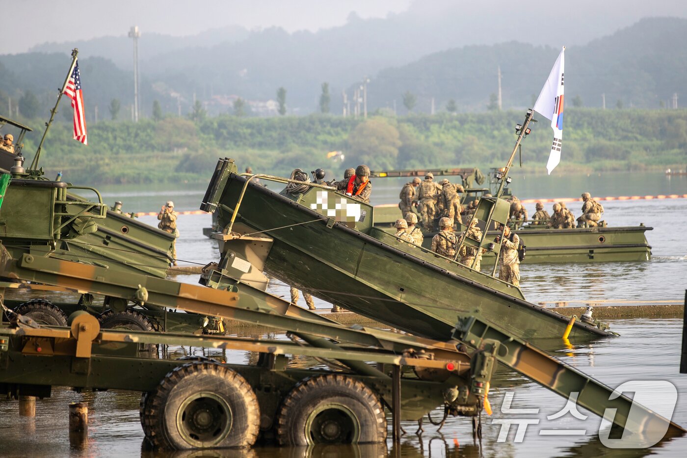 본문 이미지 - 육군 제7공병여단은 2025년 UFS/TIGER의 일환으로 지난 25일부터 27일까지 경기도 여주 남한강 일대에서 '한미연합 제병협동 도하훈련'을 실시했다. 한미연합 도하작전능력을 제고하기 위해 실시된 이번 훈련에는 한미 장병 300여 명과 한측 자주도하장비 수룡, 미측 스트라이커 장갑차 등 총 130여 대의 장비가 투입되었다. 사진은 7공병여단 장병들이 도하지점에 교량가설단정을 전개시키는 모습. (육군 제공. 재판매 및 DB 금지) 2025.8.27/뉴스1